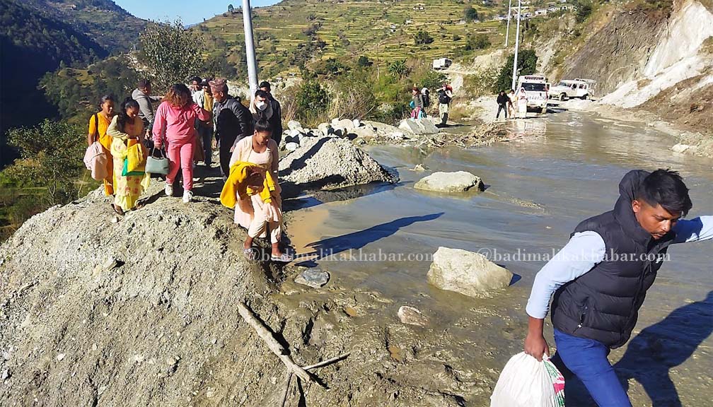 मार्तडी—कोल्टी सडकको सास्तीले यात्रुहरु हैरान
