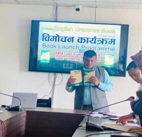 शिक्षक पाण्डेद्धारा लिखित अंग्रेजी ब्याकरण पुस्तककाे विमोचन