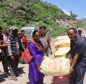 विपन्न तथा असाहय ४ सय बढी परिवारलाई राहत बितरण