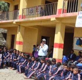 दुधिर आविका विपन्न विद्यार्थीलाई शैक्षिक सामग्री वितरण