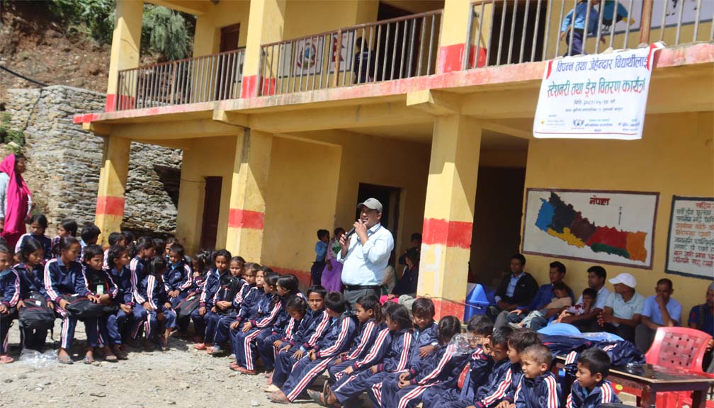 दुधिर आविका विपन्न विद्यार्थीलाई शैक्षिक सामग्री वितरण