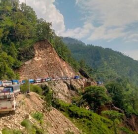 कर्णाली राजमार्ग अवरुद्ध हुँदा करोडौँको स्याउ अलपत्र