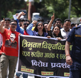 कुलपतिको विरोध गर्दै त्रिविमा विद्यार्थीको प्रदर्शन