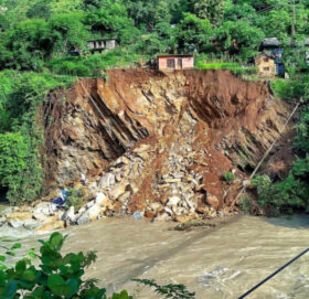पहिरोपछि घरसँगै सेती नदीमा खसेका एक जनाको उद्धार