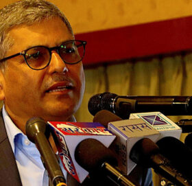 चालु आर्थिक वर्षबाटै अर्थतन्त्र नयाँ किसिमबाट चलायमान हुन्छः गभर्नर अधिकारी