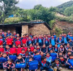 दुधिर आधारभुत बिध्यालयका विद्यार्थीलाई पोशाक तथा स्टेशनरी वितरण