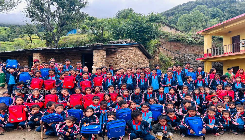 दुधिर आधारभुत बिध्यालयका विद्यार्थीलाई पोशाक तथा स्टेशनरी वितरण