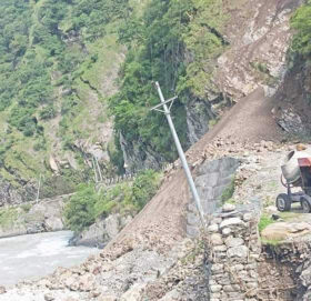 बझाङको जालीबगरमा खसेको पहिरोले जयपृथ्वी राजमार्ग अवरुद्ध