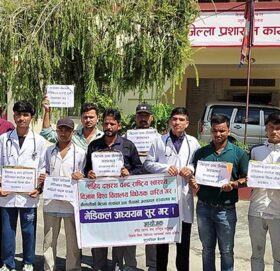 गेटामा तीन सय शय्याको अस्पताल सञ्चालनको माग गर्दै धर्ना