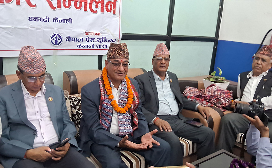 सबै दलको सहमतिमा संविधान संशोधन गर्छौँ : गृहमन्त्री लेखक