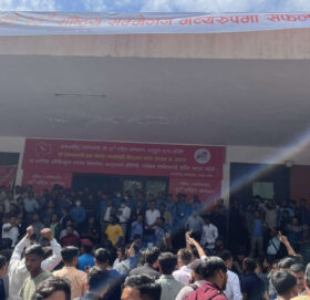 अखिल क्रान्तिकारीको सम्मेलनस्थलमा कुर्सी हानाहान र कुटाकुट