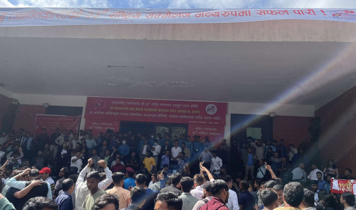 अखिल क्रान्तिकारीको सम्मेलनस्थलमा कुर्सी हानाहान र कुटाकुट