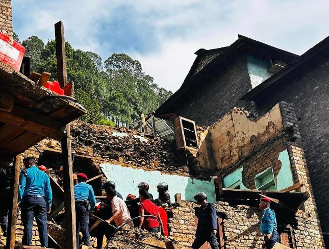 बागलुङमा घर भत्काउने क्रममा एकको मृत्यु, ११ जना घाइते