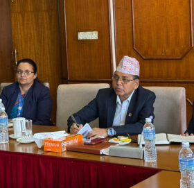 चाडपर्व अगाडि नै सडकका खाल्डा पुर्न भौतिकमन्त्रीको निर्देशन