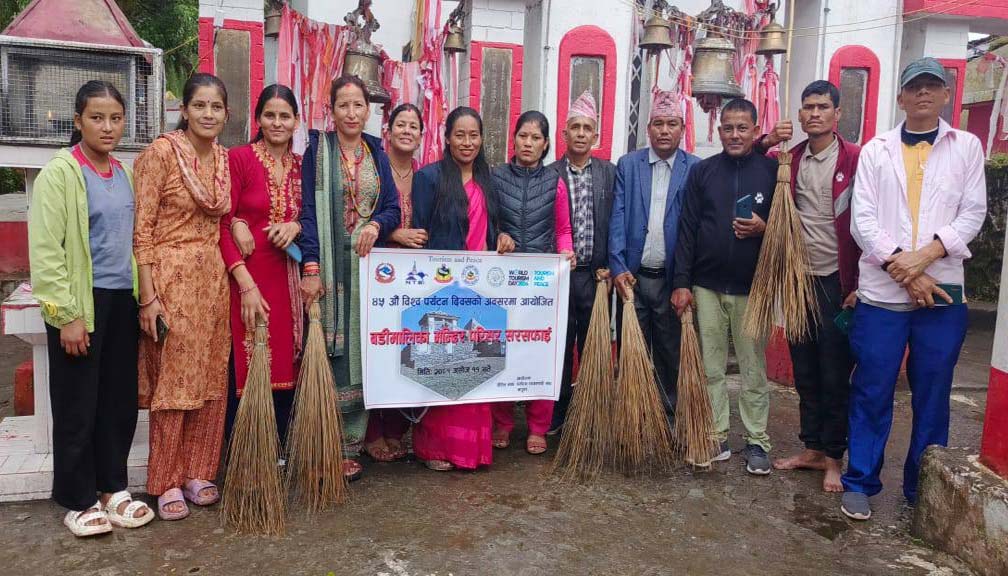 हाेटल तथा पर्यटन व्यबसायी संघ बाजुराद्धारा मन्दिर परिसर सरसफाइ