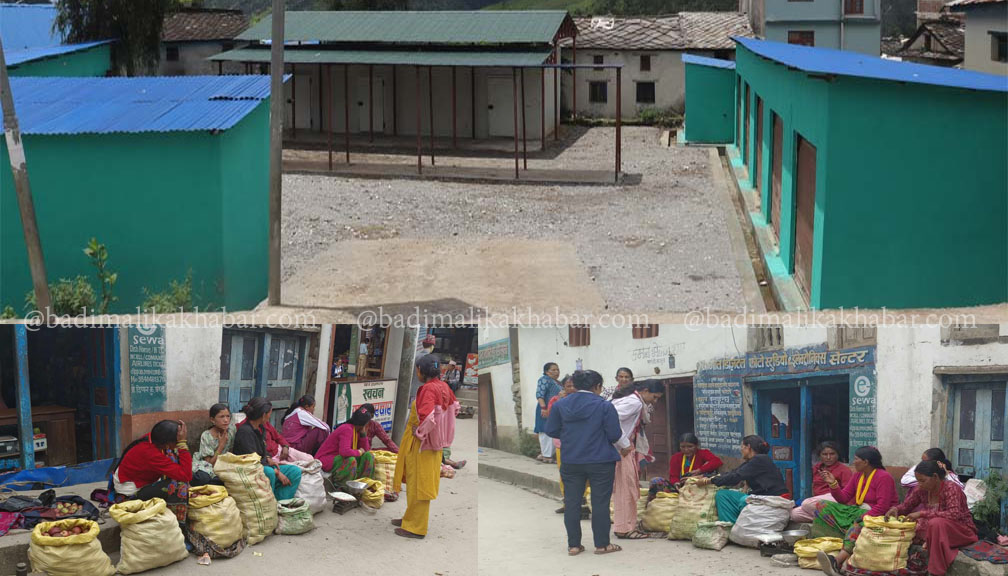 कृषि उपज केन्द्र प्रयोगमा नआउँदा बजारका सडक पेटीमा कृषक