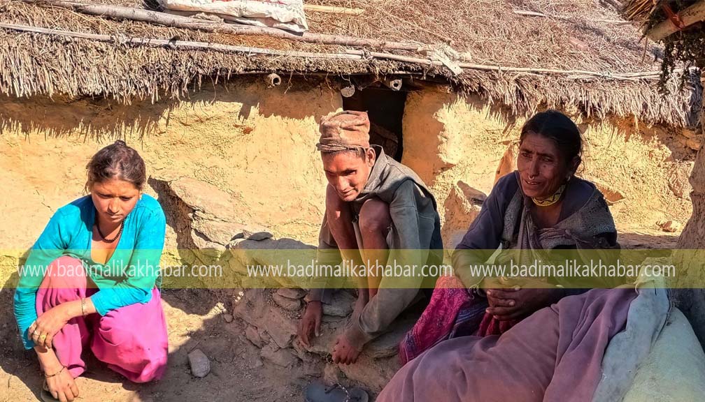 बाजुरामा नागरिकता बाट बञ्चित ३ जनाको परिवार, सेवा सुबिधा बाट बञ्चित