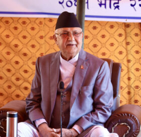 कर्मचारीहरूलाई प्रधानमन्त्रीले भने : ‘भ्रष्टाचार गर्ने नेताहरुको रेकर्ड राख्नुुस्, प्रयोग नहुनुस्’