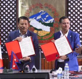 कार्यवाहक प्रधानमन्त्री सिंह र सचिव गेलालबिच कार्यसम्पादन सम्झौता