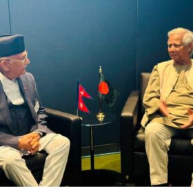 प्रधानमन्त्री ओली र बङ्गलादेशका अन्तरिम सरकार प्रमुखबीच भेटवार्ता