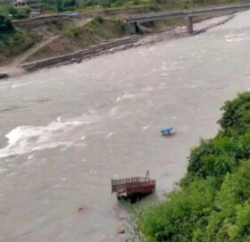 बझाङमा ट्याक्टर दुर्घटना हुँदा दुई जना बेपत्ता, ३ घाइतेको उपचार हुँदै