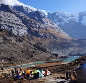 अन्नपूर्ण प्रथम हिमालको आधार शिविरमा पर्यटकको भीड