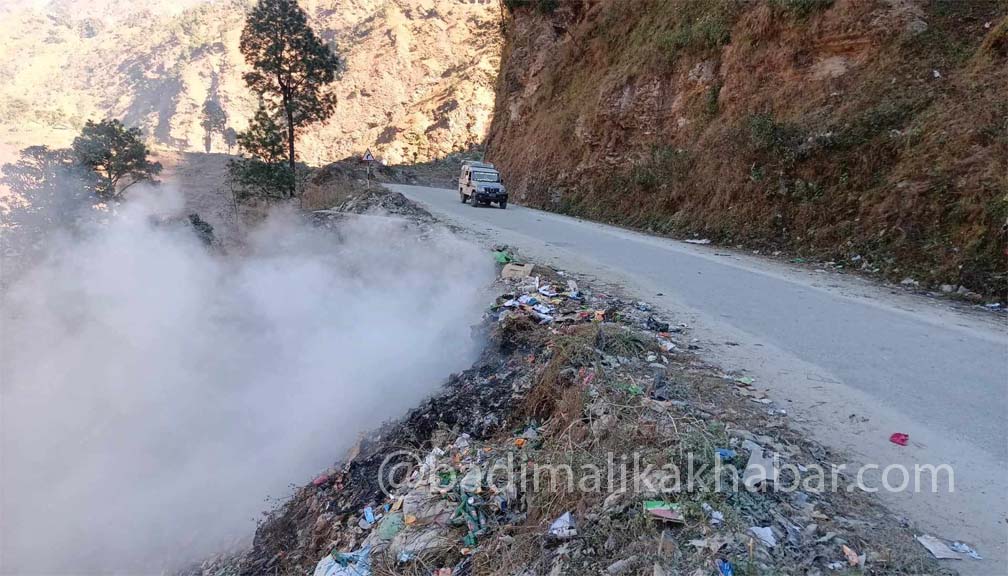 सदरमुकाम मार्तडीमा ७ बर्ष देखी सडकको छेउमै डम्पीङ साइड