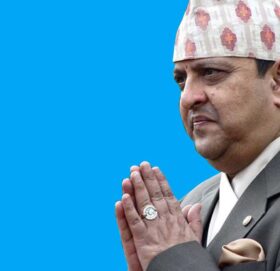 पूर्वराजा शाहले निर्मल निवासमा शुभेच्छुकलाई टीका लगाइदिने