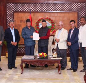 विपक्षी दलले प्रधानमन्त्रीलाई बुझाए ज्ञापन पत्र, यस्ता छन् १३ बुँदे माग