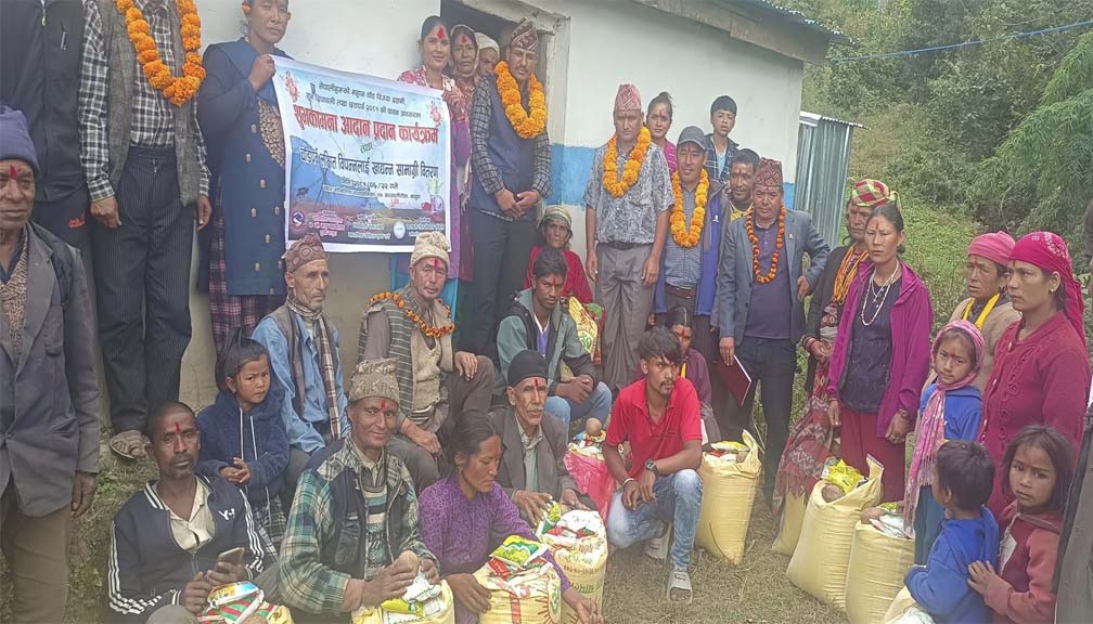 सरस्वती टोल बिकास संस्थाद्धारा शुभकामना आदान प्रदानसंगै  बिपन्नलाई खाध्यान्न सहयोग