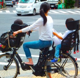 साइकल चलाउँदै मोबाइल चलाए ६ महिना जेल सजाय