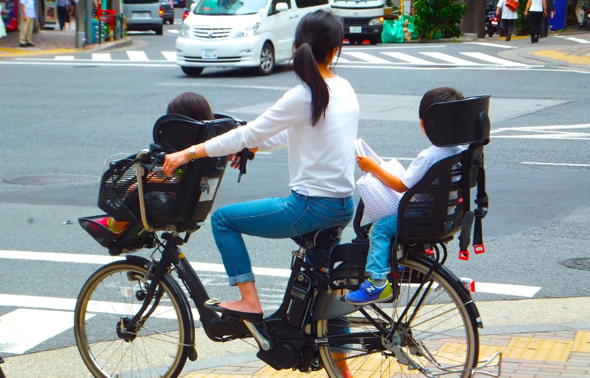 साइकल चलाउँदै मोबाइल चलाए ६ महिना जेल सजाय