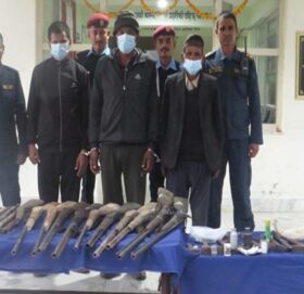 बाजुरामा १० थान भरूवा बन्दुक सहित तीन जना पक्राउ