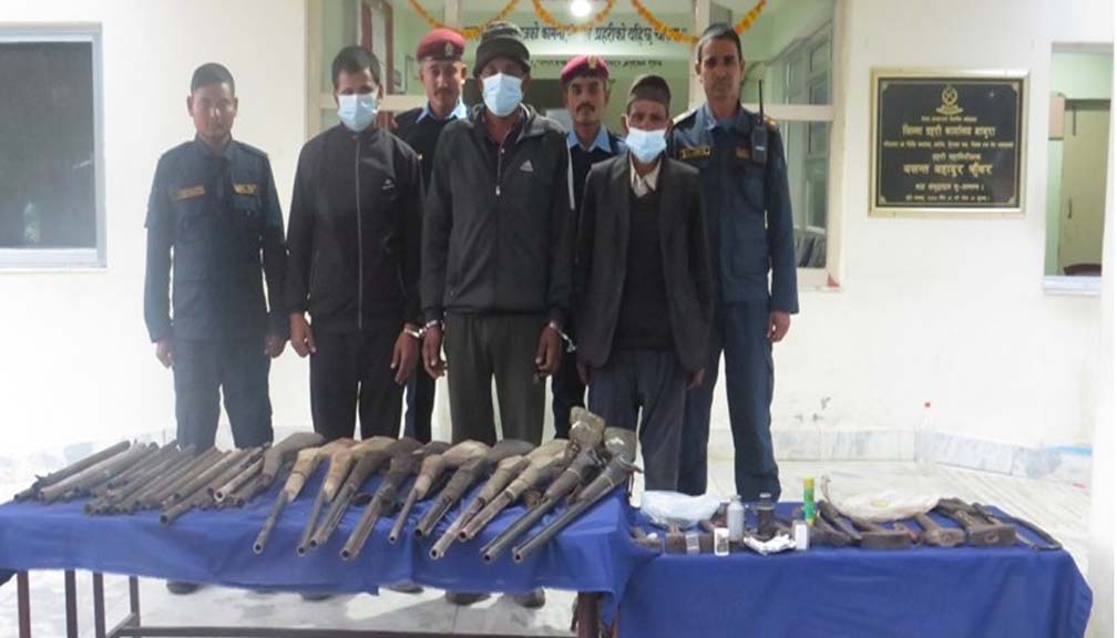 बाजुरामा १० थान भरूवा बन्दुक सहित तीन जना पक्राउ