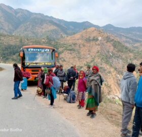 मार्तडीमा दिउँसै मदिरा सेवन गरेर बस चलाउने चालक प्रहरी नियन्त्रणमा