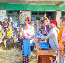 बाजुराका ३ सय बढी विद्यार्थीलाई न्यानो लुगा सहित शैक्षिक सामग्री वितरण