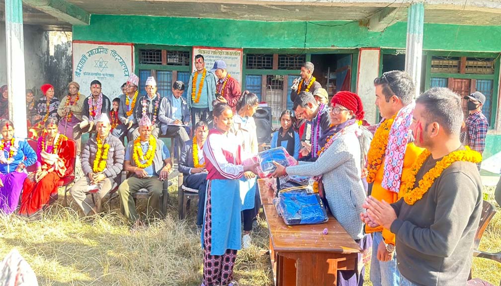 बाजुराका ३ सय बढी विद्यार्थीलाई न्यानो लुगा सहित शैक्षिक सामग्री वितरण