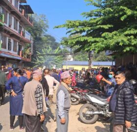 चितवनमा रवि समर्थक र प्रहरीबीच झडप