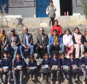 बुढिगंगा नगरपालिका ८ का  बिपन्न बालबालिकालाई शैक्षिक साम्रगी र पाेशाक सहयोग