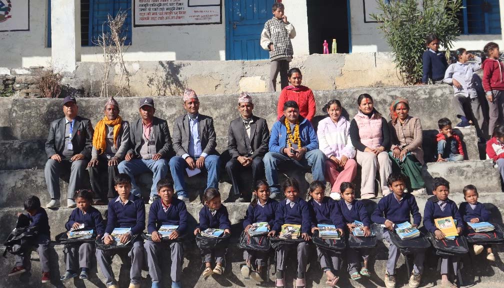 बुढिगंगा नगरपालिका ८ का  बिपन्न बालबालिकालाई शैक्षिक साम्रगी र पाेशाक सहयोग