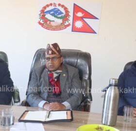 बाजुरा पुगेर पर्यटनमन्त्री पाण्डेले गरे सरकारी कार्यालय प्रमुखसँग छलफल