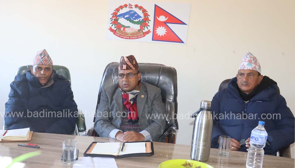 बाजुरा पुगेर पर्यटनमन्त्री पाण्डेले गरे सरकारी कार्यालय प्रमुखसँग छलफल