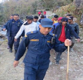 बाजुरामा दाउरा काट्ने क्रममा भीरबाट लडेर एक जना घाइते