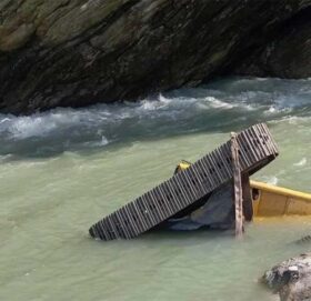 कर्णाली नदीमा डोजर पल्टिँदा एक जना बेपत्ता