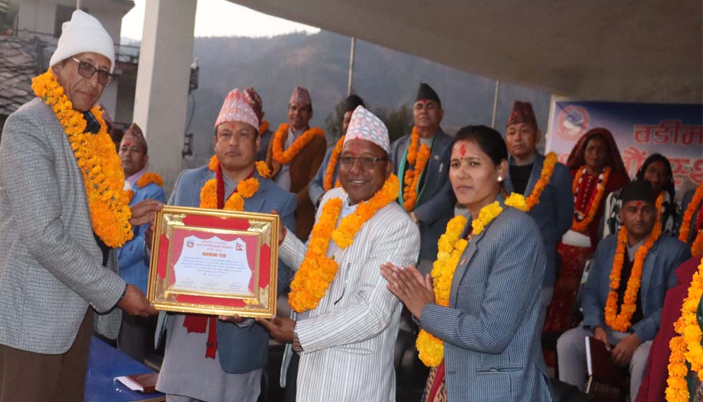 बडीमालिकाको १० औं स्थापना दिवसकाे अवसरमा पुर्व जनप्रतिनिधीलाइ सम्मान