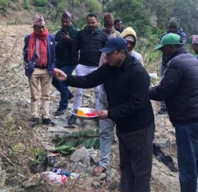 वडा कार्यालय जोड्ने रिला -जारीमपानी सडककाे नगरप्रमुखद्धारा शिलान्यास