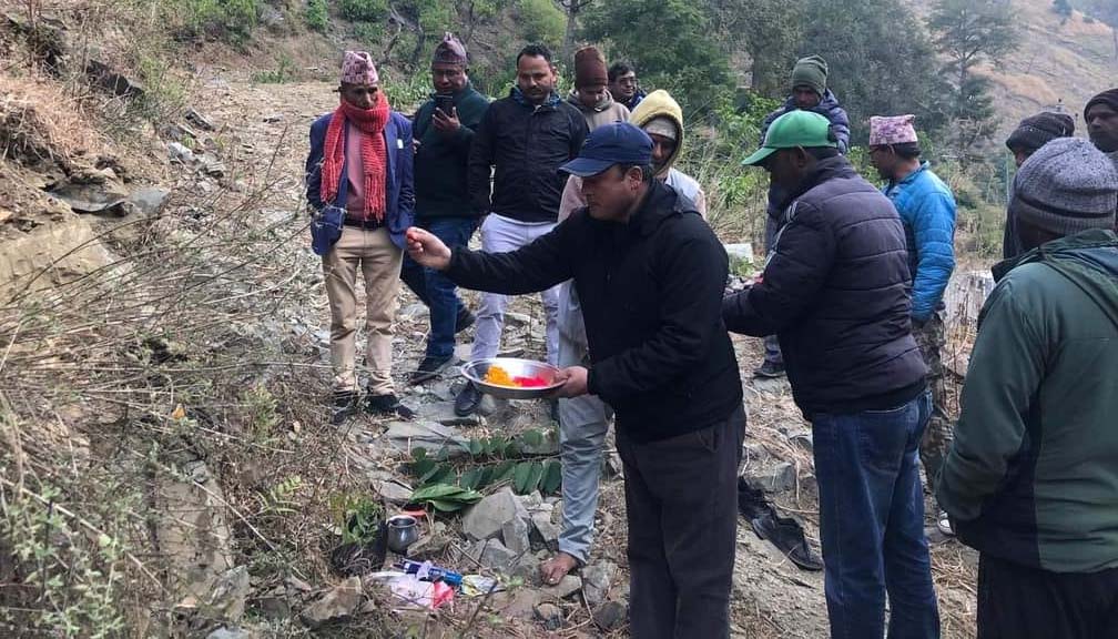 वडा कार्यालय जोड्ने रिला -जारीमपानी सडककाे नगरप्रमुखद्धारा शिलान्यास