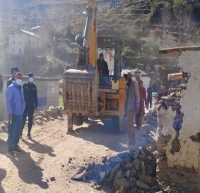 मार्तडी-काेल्टी सडक अन्तरगत पाण्डुसैनका सडक छेउका घरहरू हटाइदै