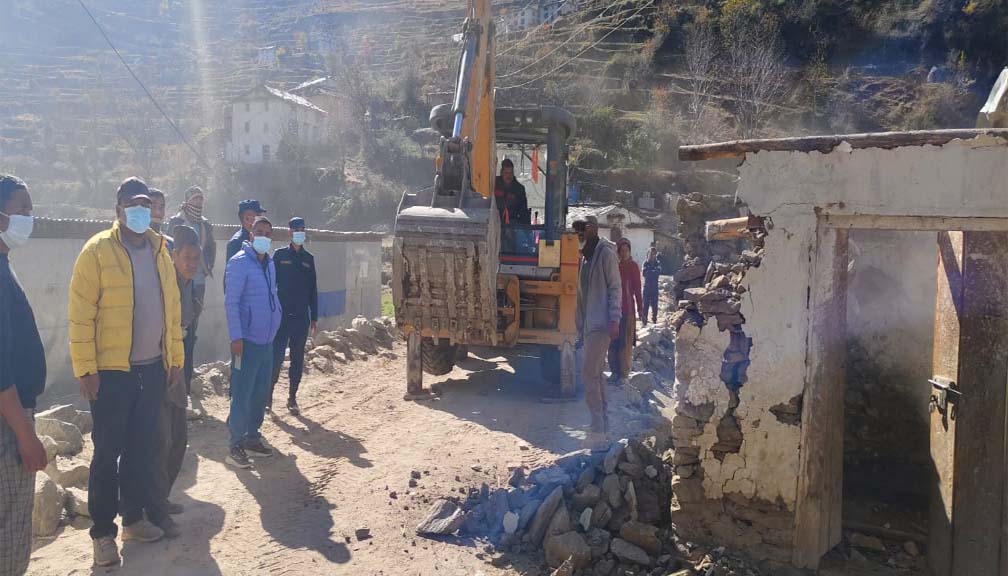 मार्तडी-काेल्टी सडक अन्तरगत पाण्डुसैनका सडक छेउका घरहरू हटाइदै