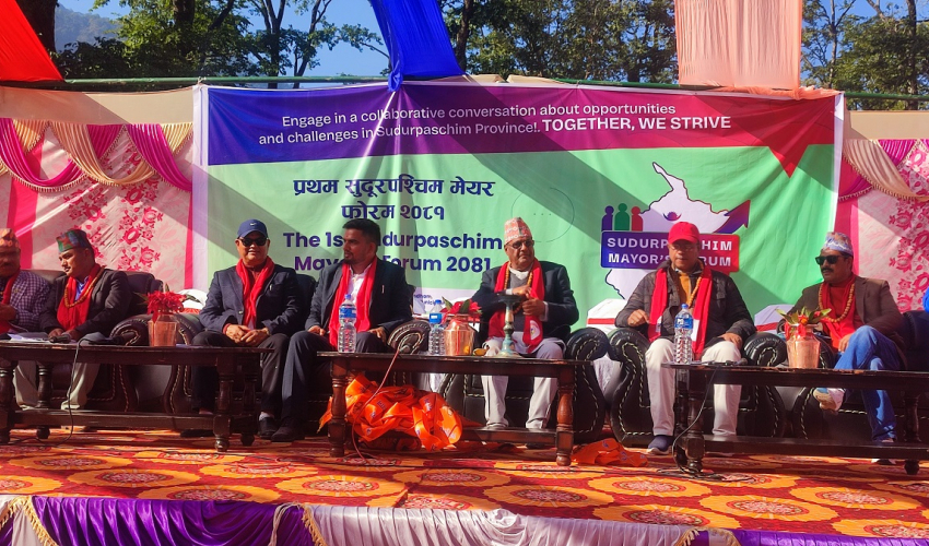 डडेल्धुरामा मेयर सम्मेलनः पालिका प्रमुखदेखि उद्योगीले भने, ‘नीति बदलौँ’